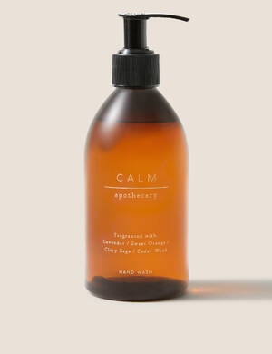 marksandspencer apothecary T224910 mydlo na ruce apothecary calm s esencialnimi oleji ze sladkeho pomerance a svezi levandule a salveje muskatove a cedroveho dreva 199Kc.jpg